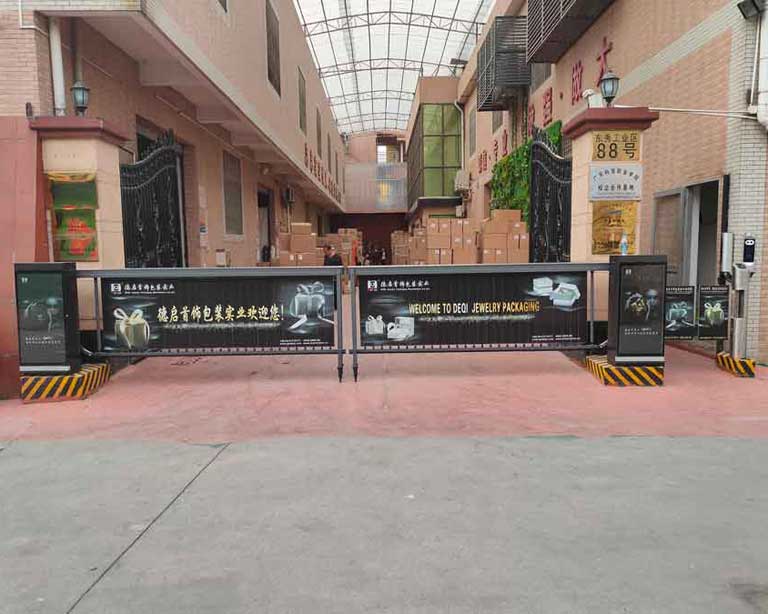 廣東省佛山市南海區(qū)德啟首飾包裝實(shí)業(yè)公司+重型道閘門(mén)+圓柱擺閘+圓柱人臉機(jī)